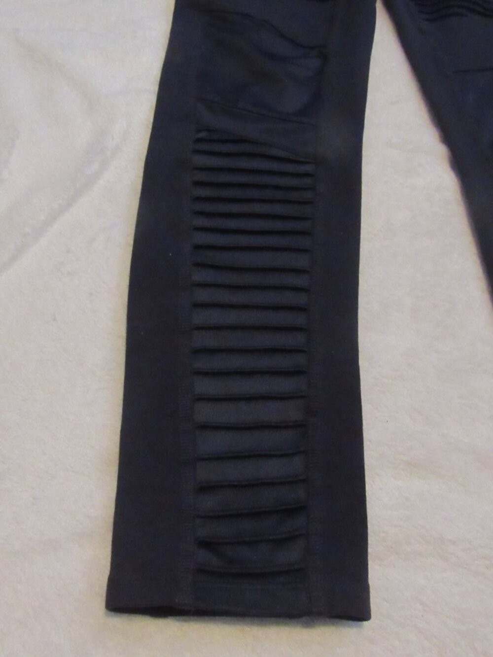 ALO Yoga Navy Leggings with Pleated Side Detail - Picture 4 of 16